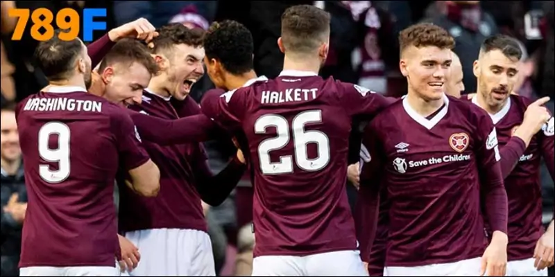 Các cầu thủ Hearts ăn mừng chiến thắng tại Tynecastle Các cầu thủ Hearts ăn mừng chiến thắng tại Tynecastle