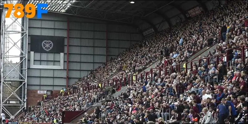 Cổ động viên Hearts biến khán đài Tynecastle thành ‘biển đỏ’ Cổ động viên Hearts biến khán đài Tynecastle thành ‘biển đỏ’