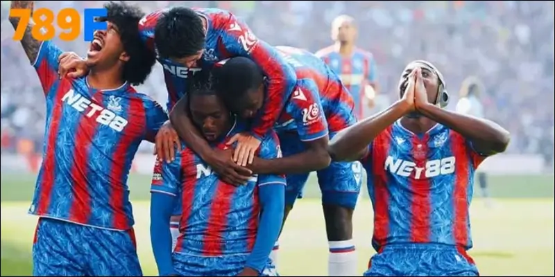 Crystal Palace ăn mừng thắng Liverpool 2-1 Crystal Palace ăn mừng thắng Liverpool 2-1