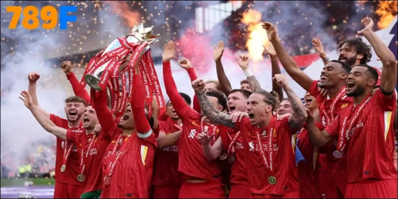 Giải Ngoại hạng Anh có tất cả bao nhiêu đội trong suốt lịch sử? 1 Liverpool nâng cao chiếc cúp vô địch Premier League 2024/25