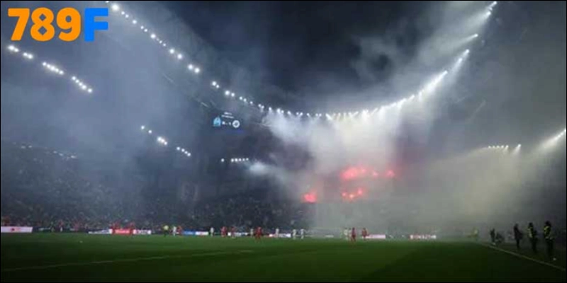 Con trai Thiago Silva gây sốt khi làm ballboy ở Chelsea 1 Sân Orange Vélodrome chìm trong mưa lớn, buộc Marseille vs PSG hoãn trận phút chót