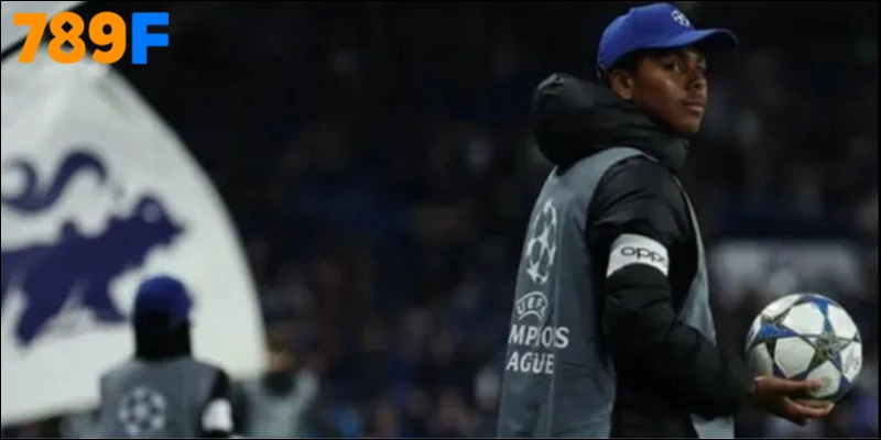 Con trai Thiago Silva - Isago da Silva xuất hiện trong vai trò ballboy ở trận Chelsea – Benfica Con trai Thiago Silva - Isago da Silva xuất hiện trong vai trò ballboy ở trận Chelsea – Benfica