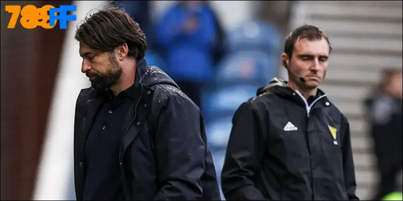 HLV Russell Martin cúi đầu rời sân Ibrox trong tiếng la ó của cổ động viên Rangers sau trận hòa Falkirk – trận đấu cuối cùng của ông trên cương vị HLV trưởng HLV Russell Martin cúi đầu rời sân Ibrox trong tiếng la ó của cổ động viên Rangers sau trận hòa Falkirk – trận đấu cuối cùng của ông trên cương vị HLV trưởng