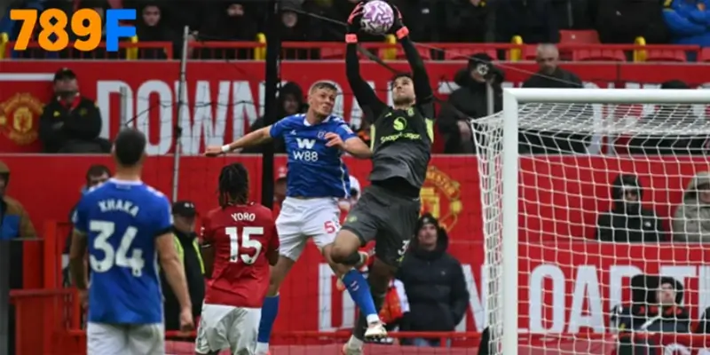 Khoảnh khắc Lammens bay người cứu thua khiến khán đài Old Trafford bùng nổ Khoảnh khắc Lammens bay người cứu thua khiến khán đài Old Trafford bùng nổ