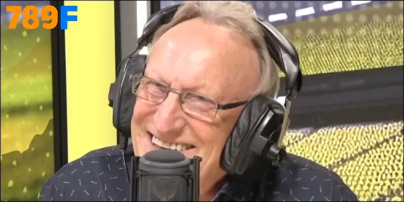 Neil Warnock trong chương trình TalkSport khi ông tuyên bố “sẵn sàng dẫn dắt Man Utd miễn phí” Neil Warnock trong chương trình TalkSport khi ông tuyên bố “sẵn sàng dẫn dắt Man Utd miễn phí”