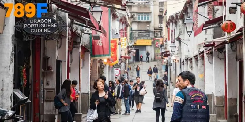 Người dân Macau xa lạ với sòng bạc xa hoa Người dân Macau xa lạ với sòng bạc xa hoa