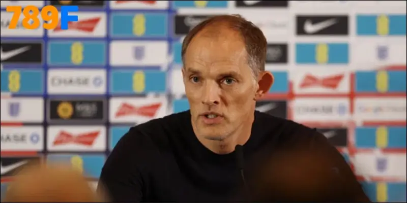 Thomas Tuchel trong buổi họp báo công bố danh sách đội tuyển Anh Thomas Tuchel trong buổi họp báo công bố danh sách đội tuyển Anh