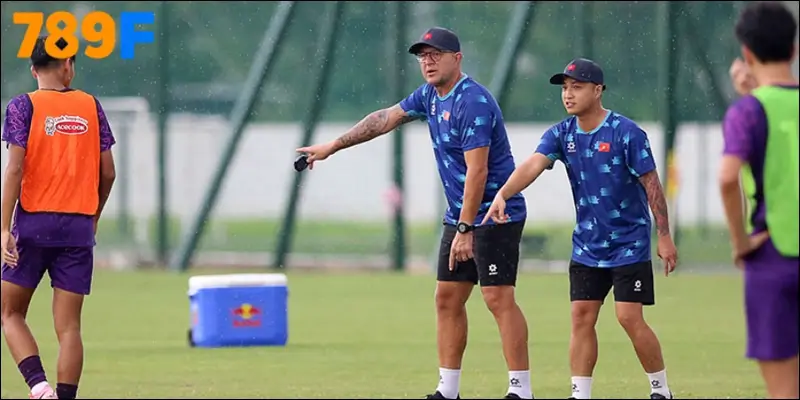 U17 Việt Nam tập luyện dưới sự dẫn dắt của HLV Cristiano Roland U17 Việt Nam tập luyện dưới sự dẫn dắt của HLV Cristiano Roland
